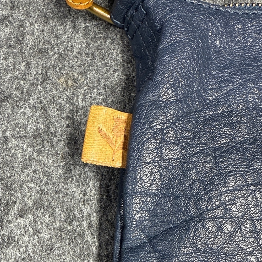 Elegant Navy Leather Crossbody Bag - Picture 5 of 8